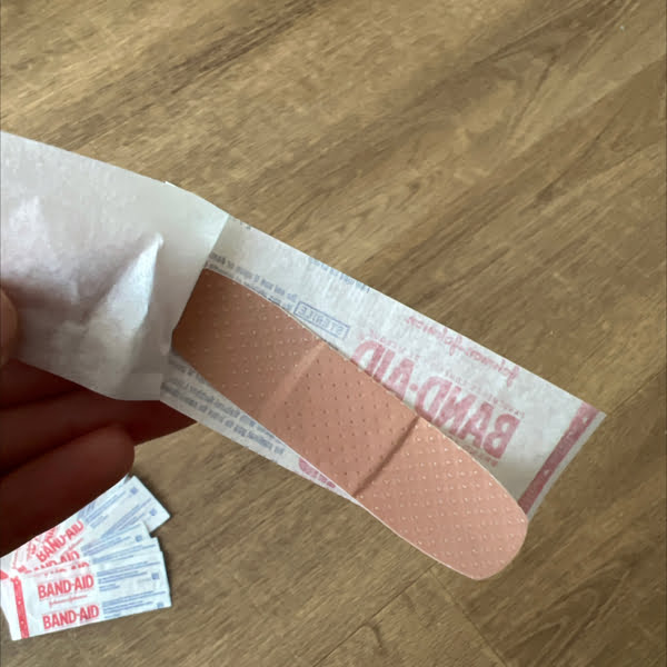 Băng dính y tế Tru-Stay Band Aid (hộp 60 miếng) 4 Băng dính y tế Tru-Stay Band Aid (hộp 60 miếng) - Ảnh 4