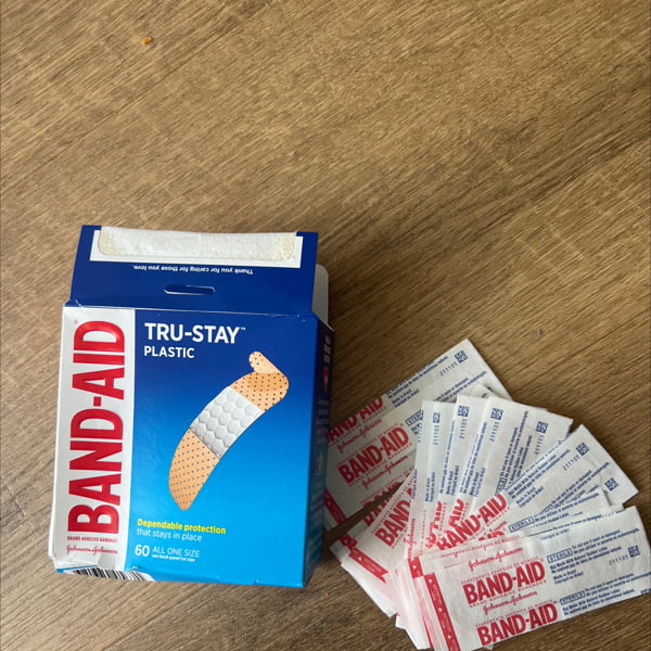 Băng dính y tế Tru-Stay Band Aid (hộp 60 miếng) 3 Băng dính y tế Tru-Stay Band Aid (hộp 60 miếng) - Ảnh 3